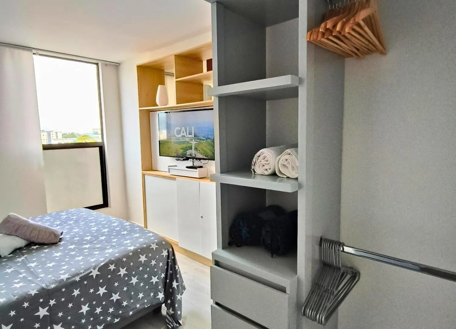 Cali - Apartaestudios Edificio Miro Living 公寓